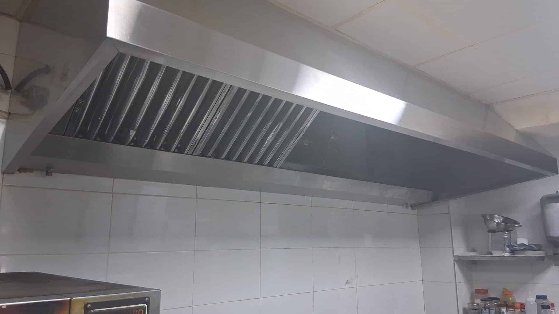 Profesional realizando una revisión técnica de ventilación