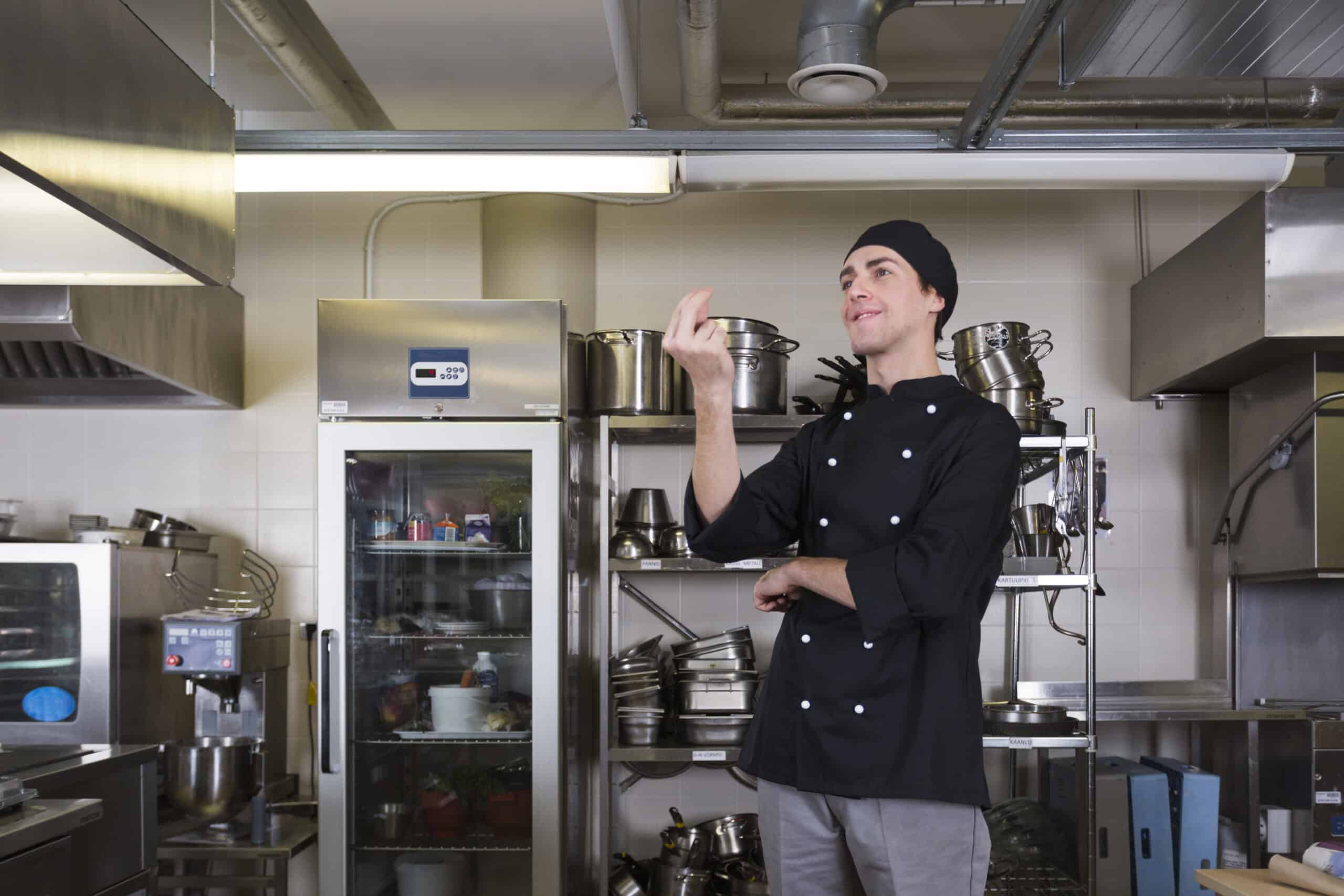 Profesional trabajando en una cocina de hostelería