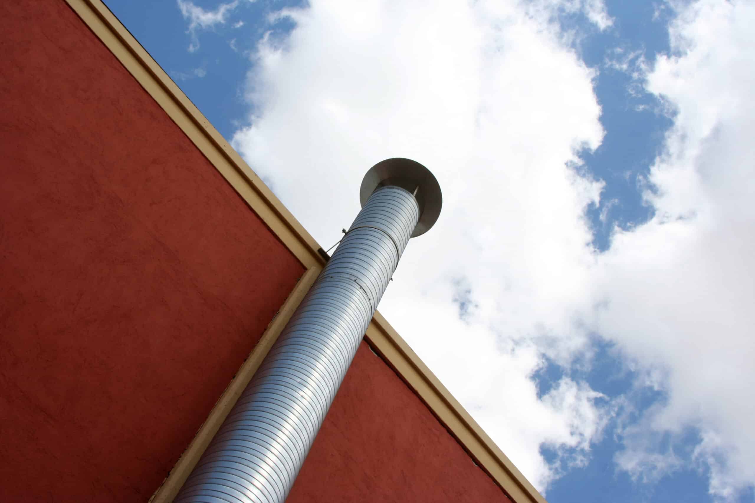 Chimenea metálica de una fábrica